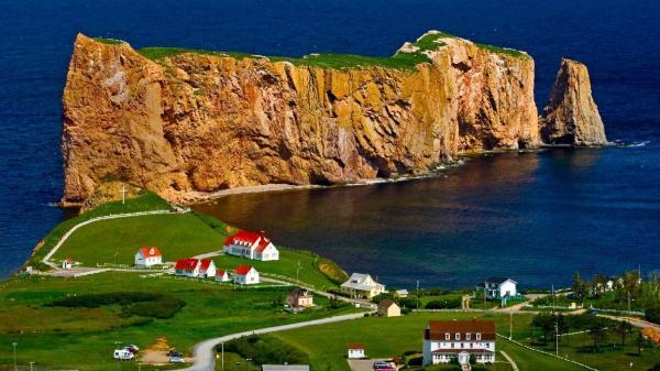 صخره پرسه (Percé Rock) در کبک، کانادا صخره پرسه (Percé Rock) در کبک، کانادا